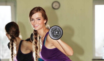 Sportlerin mit Langhantel in gebückter Haltung